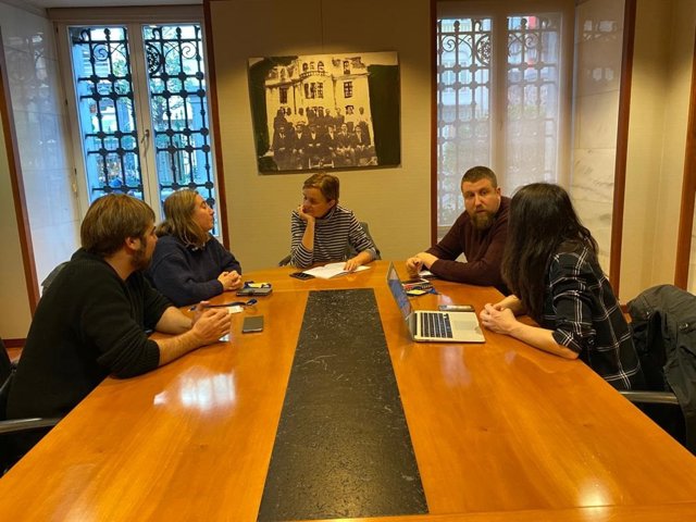 Encuentro de Podemos con la plataforma de Atención Primaria En Marcha en Oviedo.