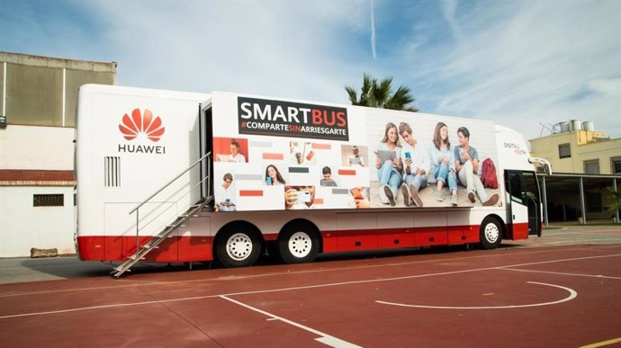 El Smartbus de Huawei forma a más de 25.000 niños y padres españoles en el uso s