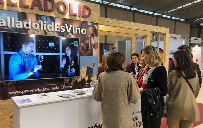 La presidenta del Grupo Municipal Popular en el Ayuntamiento, Pilar del Olmo, en su visita a la feria Fine.