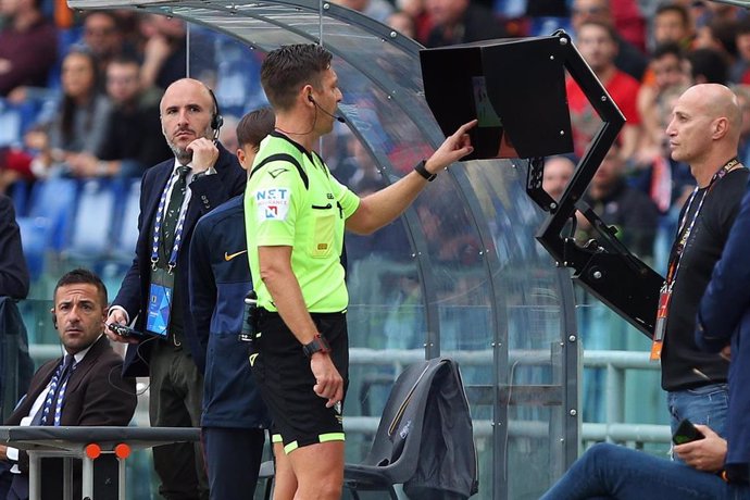 Gianluca Rocchi consulta el VAR en un partido de la Liga italiana