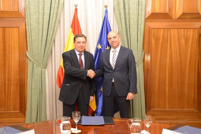 El ministro de Agricultura, Luis Planas, se reúne con el director general de Lidl en España, Claus Grande Sánchez