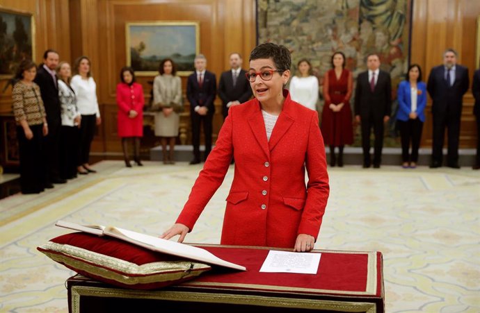 La nueva ministra de Asuntos Exteriores, Unión Europea y Cooperación, Arancha González Laya, jura o promete su cargo ante el Rey Felipe VI, en el Palacio de la Zarzuela de Madrid, a 13 de enero de 2020.