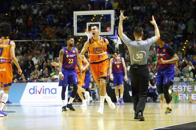 Abalde celebra una canasta del Valencia Basket
