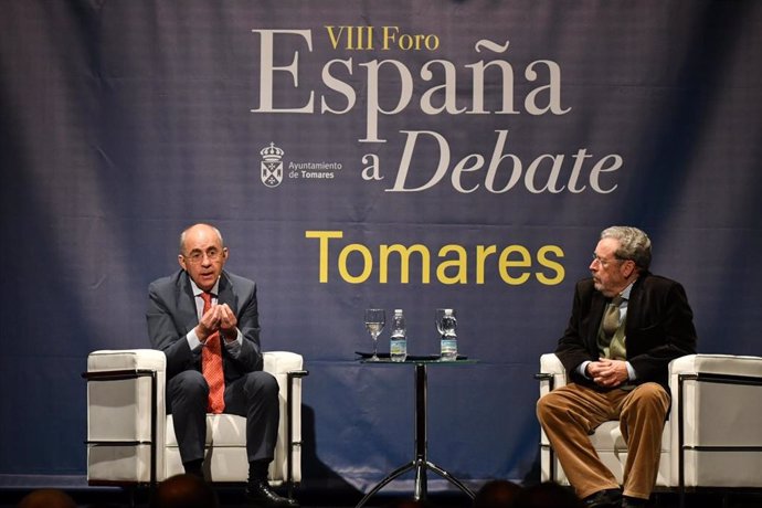 El periodista Francisco Rosell participa en el ciclo 'España a debate' en Tomares