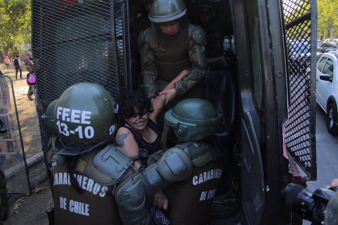 Un mujes es detenida por agentes de Carabineros durante una de las protestas contra el Gobierno de Sebastián Piñera celebrada en Santiago, Chile.