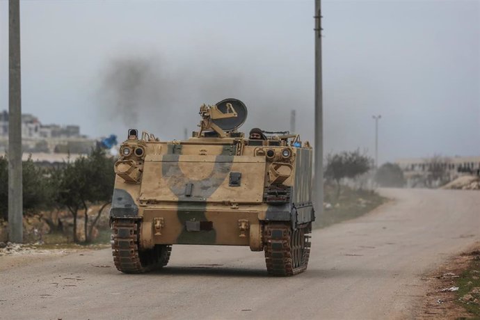 Un rebelde en un vehículo blindado en la provincia de Idlib, en el noroeste de Siria