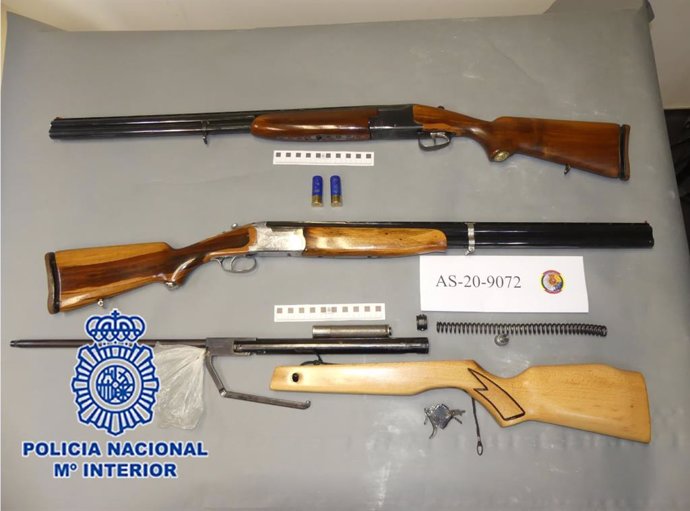 Policía Nacional detiene a dos personas que asaltaron una vivienda para robar dos escopetas de caza y un rifle de aire comprimido