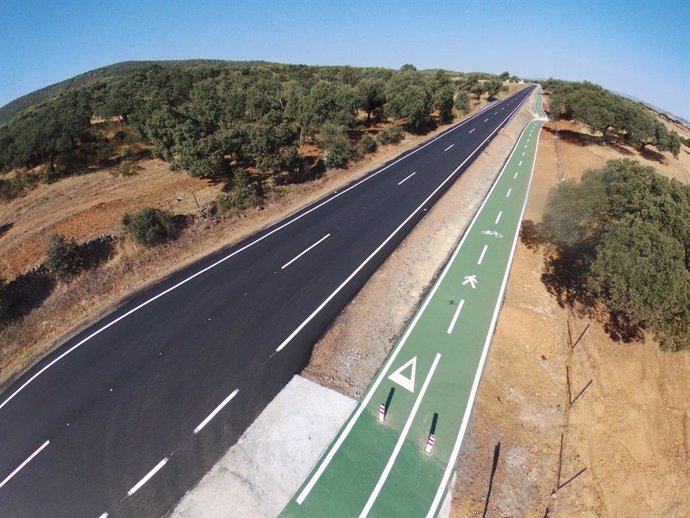 Imagen aérea de una carretera de la diputación de Badajoz.