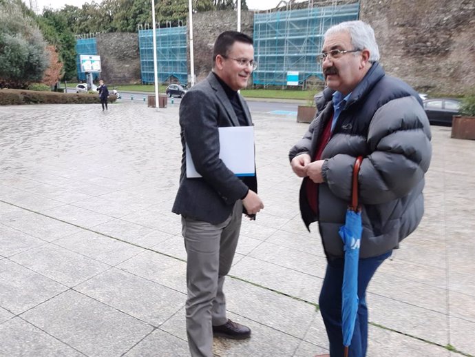 El presidente de la plataforma Galicia Baleira, Jesús Vázquez, con el conselleiro de Medio Rural, José González, en Lugo.
