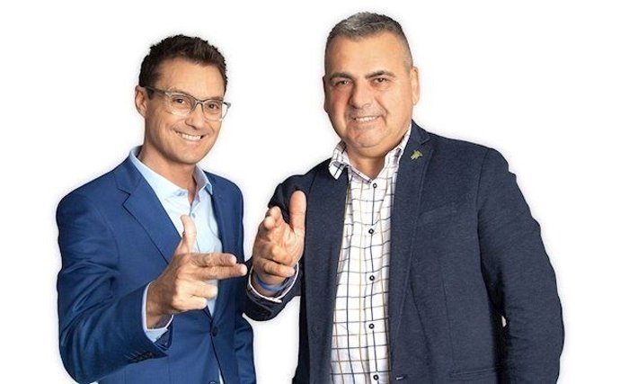 Albert Lesan periodista y presentador de televisión junto a Brit