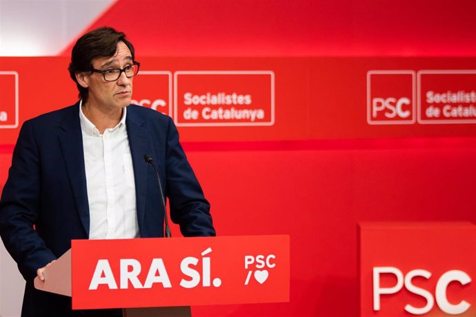 El secretario del Área de Organización del PSC, Salvador Illa, ofrece declaraciones a los medios de comunicación durante la noche electoral del 10N en la sede del PSC de Barcelona, donde el partido sigue los resultados del escrutinio.