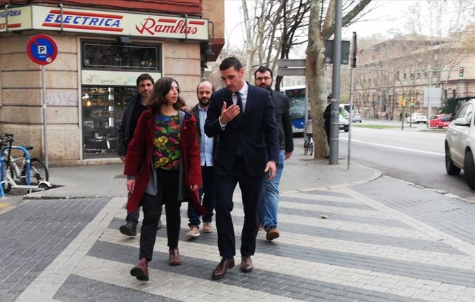 Neus Truyol llegando al Juzgado acompañada por su abogado y tres compañeros de partido.