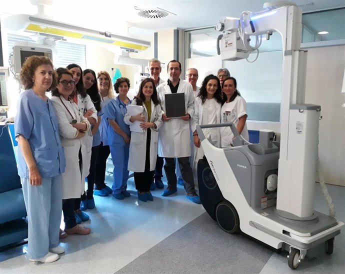 Instalaciones de Neonatología con profesionales de este servicio y responsables de Radiodiagnóstico junto a uno de los dos equipos portátiles de radiología digital adquiridos por el Hospital de Valme.