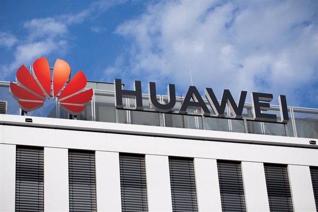 Logo de la compañía tecnológica china Huawei en su sede en Alemania.