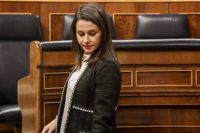 La portavoz de Ciudadanos en el Congreso, Inés Arrimadas, a su llegada al hemiciclo del Congreso, en la sesión en la se debatirán entre otras cosas, la totalidad de Propuestas de Reforma de Estatutos de Autonomía o la toma en consideración de Proposicio