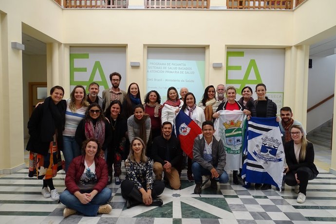 Grupo de pasantes de Brasil y profesorado de la EASP al inicio de la pasantía