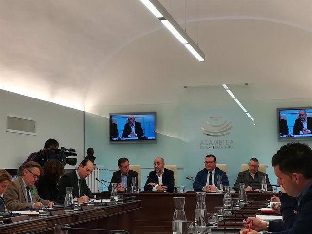El secretario general de Presupuestos y Financiación de la Junta, Isidoro Novas, responde al 'popular' Luis Alfonso Hernández Carrón en la Asamblea a una pregunta sobre déficit autonómico en 2019