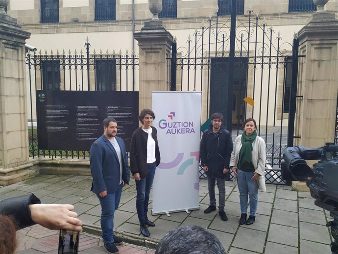 La candidata a Lehendakari por Podemos Euskadi Rosa Martínez, junto al líder de la formación morada, Lander4 Martínez