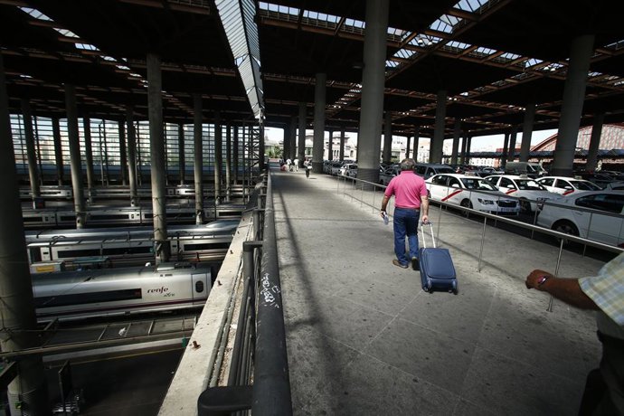 Un viajero sale con su maleta de la estación de Atocha (Madrid)