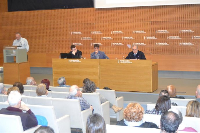 L consejero de Políticas Migratorias y Justicia, Eduardo Santos, junto con miembros de la mesa y público asistente a esta jornada sobre centros religiosos y pederastia.