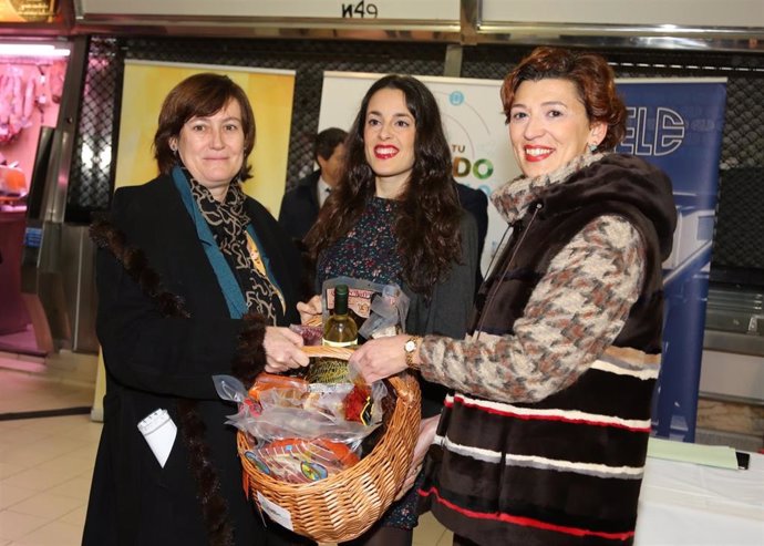 La concejal de Promoción Económica, Susana Travesí, entrega el premio Ven a tu mercado a la ganadora.