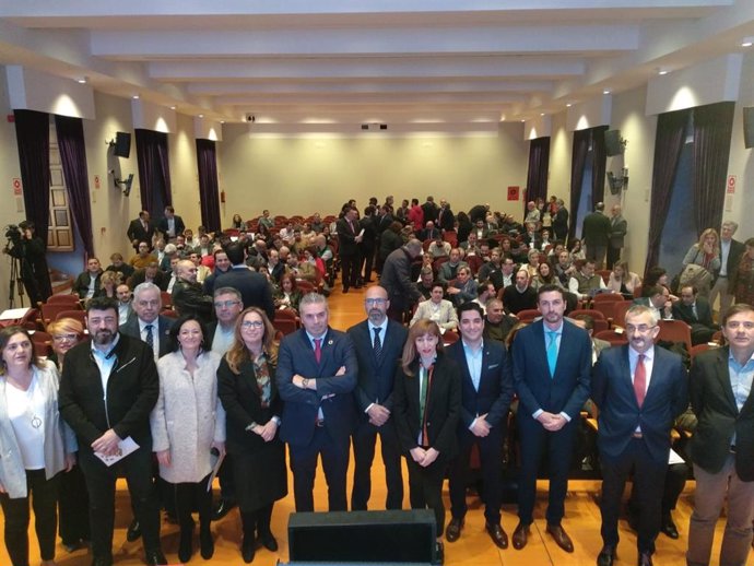 Montoro (centro), entre otras autoridades y ponentes, en la inauguración del  I Encuentro Regional de Municipios Inteligentes