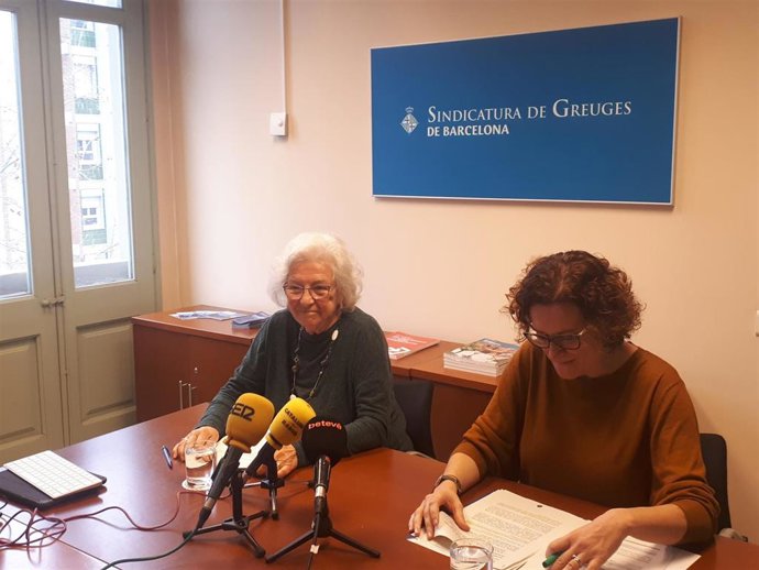 La síndica de Barcelona, Maria Assumpció Vil, y la adjunta Natalia Ferrer, en la presentación del informe anual de la Síndica de Greuges de Barcelona de 2019.