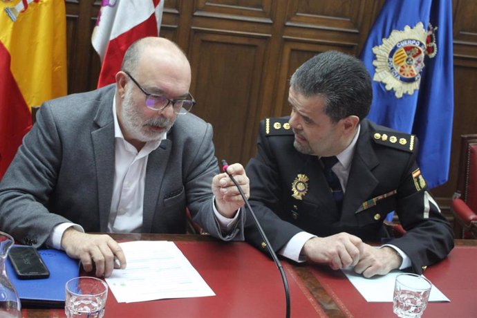 Miguel Latorre (izda) y Honorio Pérez dan detalles de una operación policial con tres detenidos en Soria