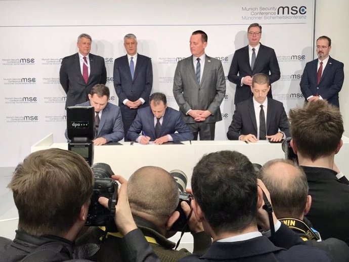 Aleksandar Vucic y Hashim Thaci firman el acuerdo ferroviario Serbia - Kosovo