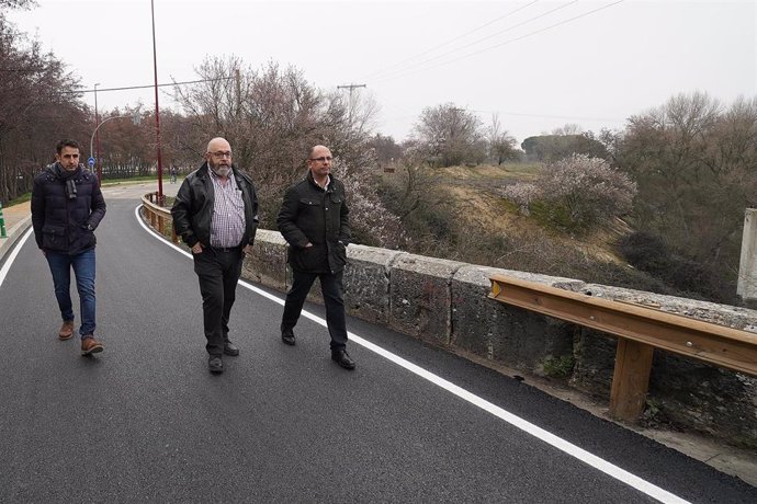 El concejal de Movilidad y Espacio Urbano, Luis Vélez (derecha), visita la carretera de acceso a la Overuela.