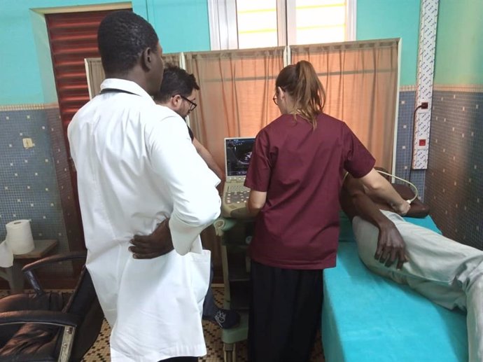 Especialistas, personal local y pacientes en Burkina Faso