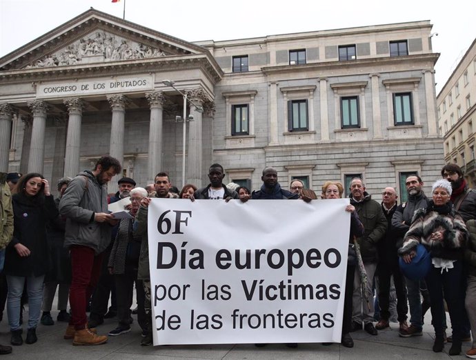 Varias personas se concentran con una pancarta en la que se lee, `6F, Día Europeo por las Víctimas de las fronteras