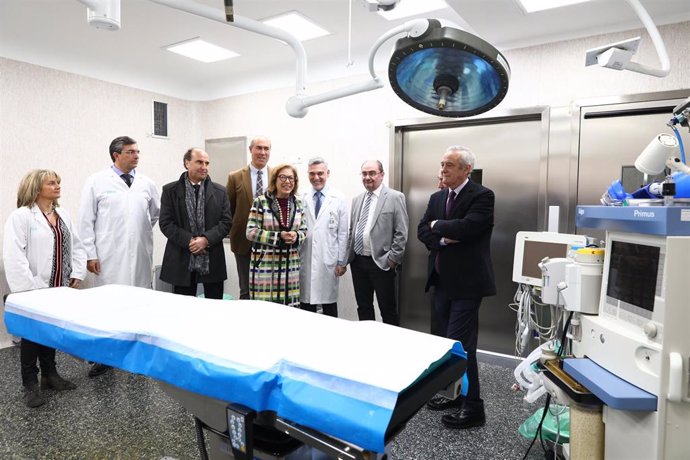 El presidente de Aragón, Javier Lambán, y la consejera de Sanidad, Pilar Ventura, en la inauguración de los nuevos quirófanos del Hospital Ernest Lluch de Calatayud