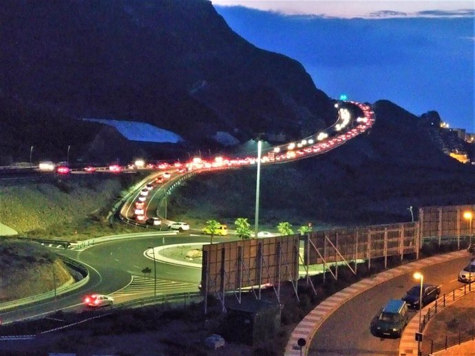 Tráfico en la autovía A-7 derivado del corte de El Cañarete, en la salida de Aguadulce, en Roquetas de Mar (Almería)