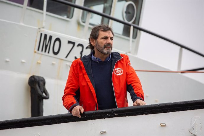 El director de Proactiva Open Arms, scar Camps, moments abans d'atendre els mitjans de comunicació des del vaixell Open Arms  per informar de la situació al Mediterrani, a Barcelona (Catalunya /Espanya), a 14 de febrer del 2020.