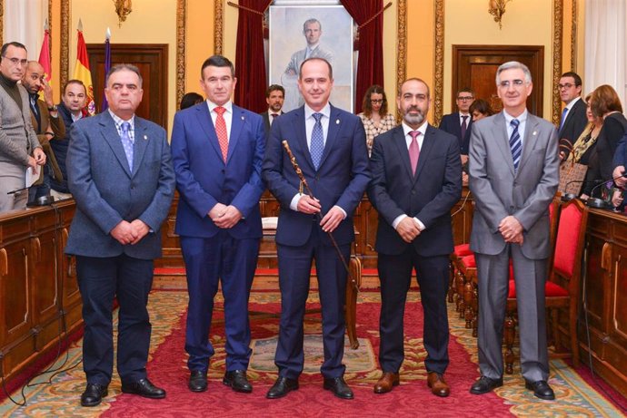 El alcalde de Guadalajara, Alberto Rojo, con los nuevos alcaldes pedáneos