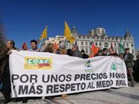 Centenares de ganaderos y agricultores asturianos se movilizan en Oviedo en defensa del sector