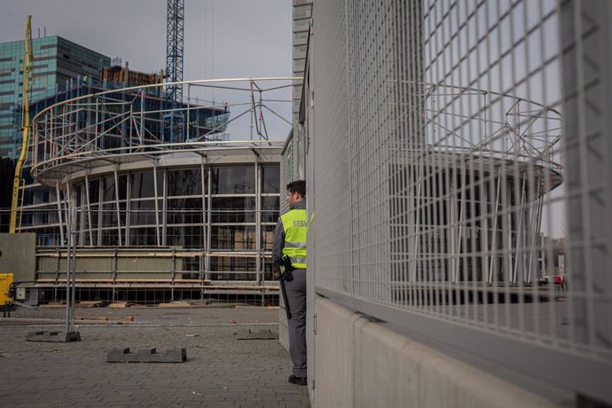 Foto recurso de un guardia de seguridad mientras vigila la entrada al recinto del Mobile World Congress (MWC) durante el desmantelamiento de los stands de la feria.