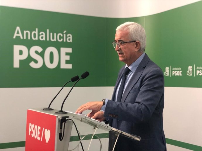 El presidente del PSOE de Cádiz y parlamentario andaluz, Manuel Jiménez Barrios, en rueda de prensa