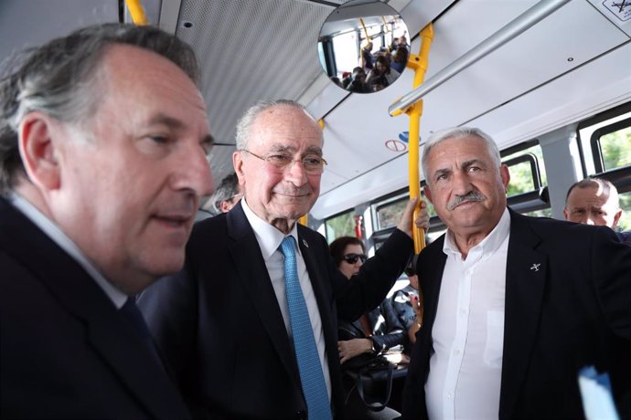 El alcalde, Francisco de la Torre, en el autobús de la nueva línea circular C8 de Churriana junto al edil de Movilidad, José del Río, y el director general de la EMT, Miguel Ruiz.