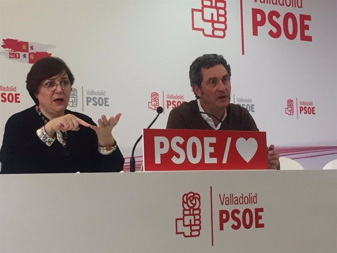El secretario general del PSOE de Valladolid y senador, Manuel Escarda, y la diputada nacional Helena Caballero.