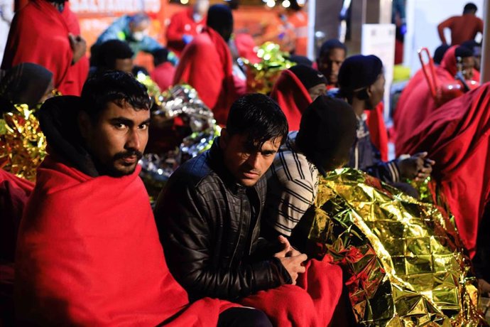 Inmigranes procedentes de una patera a la deriva al puerto de Melilla siendo atendido por voluntarios de la Cruz Roja en Melilla  a 27 de noviembre 2019