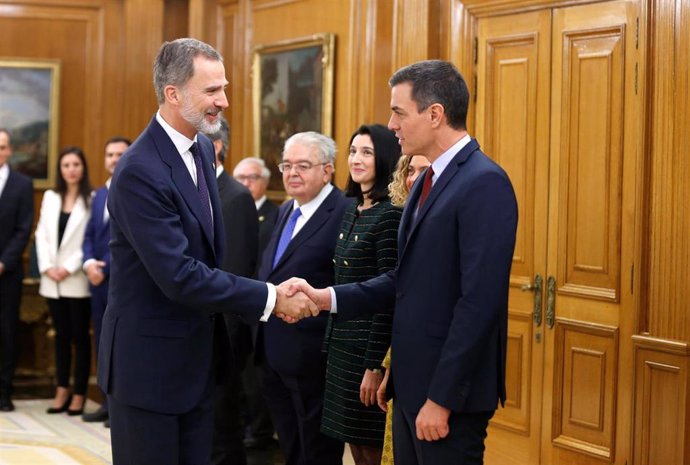 El presidente del Gobierno, Pedro Sánchez (dech), saluda al Rey Felipe VI (izq), durante el acto de promesa de los ministros de su nuevo gobierno, en el Palacio de la Zarzuela de Madrid, a 13 de enero de 2020.
