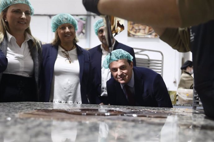 El presidente de la Diputación en su vista a la fábrica de 'Chocolate la Virgitana'