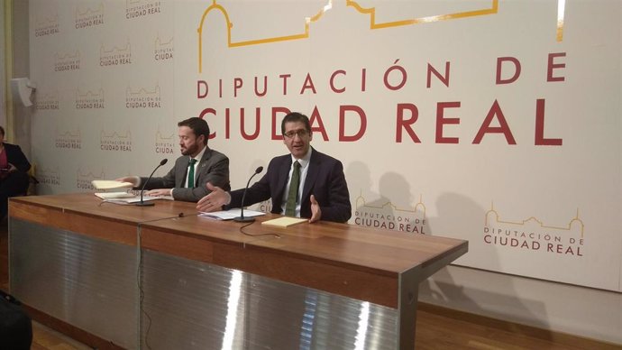El consejero de Desarrollo Sostenible, José Luis Escudero, y el presidente de la Diputación de Ciudad Real, José Manuel Caballero, en rueda de prensa