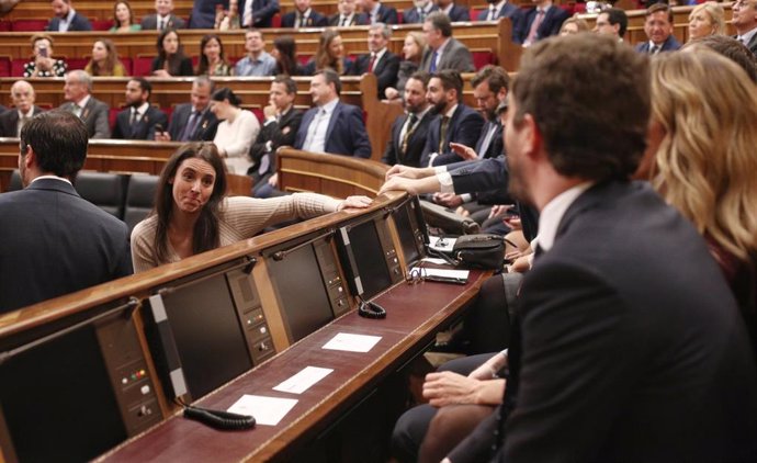 La ministra de Igualdad, Irene Montero, saluda a la bancada del Partido Popular en el Congreso de los Diputados 