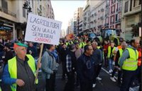 El campo valenciano toma las calles por su futuro y exige medidas al Gobierno: "Pedro, ayúdanos o pereceremos"