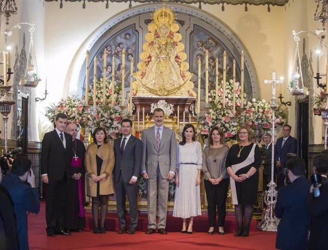 Los Reyes visitan a la Virgen del Rocío en la parroquia de Nuestra Señora de la Asunción en Almonte (Huelva). 