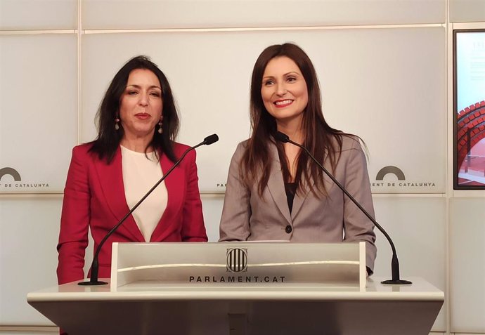 La presidenta del Parlamento de Andalucía, Marta Bosquet, y la líder de Cs en Catalunya, Lorena Roldán.