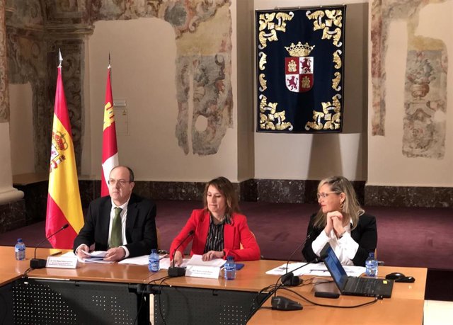 En el centro, la consejera de Educación, Rocío Lucas, analiza los datos de convivencia escolar relativos al curso 2018-2019.